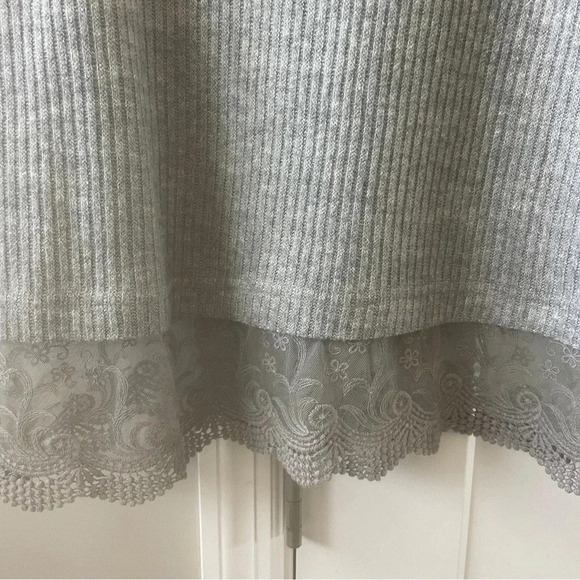 Doe & Rae Gray Lace Top Blouse Tank Top Size Small - Picture 6 of 6